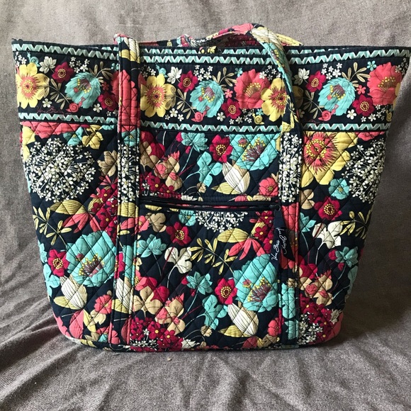 Large Vera Bradley tote in GUC. Lots of pockets! - Picture 2 of 7
